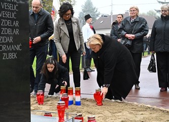 FOTO Položeni vijenci i svijeće kod "Golubice" i križa na Gradskom groblju povodom blagdana Svih svetih