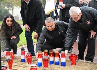 FOTO Položeni vijenci i svijeće kod "Golubice" i križa na Gradskom groblju povodom blagdana Svih svetih
