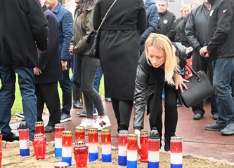 FOTO Položeni vijenci i svijeće kod "Golubice" i križa na Gradskom groblju povodom blagdana Svih svetih