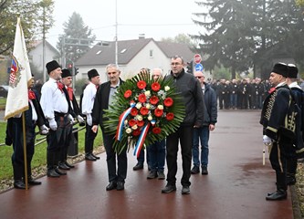 FOTO Položeni vijenci i svijeće kod "Golubice" i križa na Gradskom groblju povodom blagdana Svih svetih