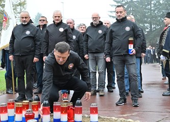 FOTO Položeni vijenci i svijeće kod "Golubice" i križa na Gradskom groblju povodom blagdana Svih svetih