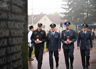 FOTO Položeni vijenci i svijeće kod "Golubice" i križa na Gradskom groblju povodom blagdana Svih svetih