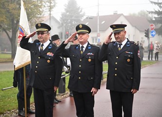 FOTO Položeni vijenci i svijeće kod "Golubice" i križa na Gradskom groblju povodom blagdana Svih svetih