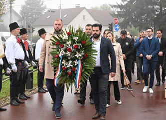 FOTO Položeni vijenci i svijeće kod "Golubice" i križa na Gradskom groblju povodom blagdana Svih svetih