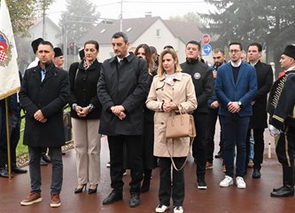 FOTO Položeni vijenci i svijeće kod "Golubice" i križa na Gradskom groblju povodom blagdana Svih svetih