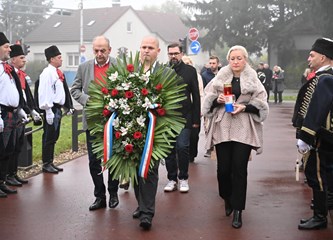 FOTO Položeni vijenci i svijeće kod "Golubice" i križa na Gradskom groblju povodom blagdana Svih svetih