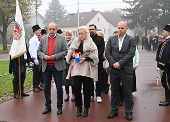 FOTO Položeni vijenci i svijeće kod "Golubice" i križa na Gradskom groblju povodom blagdana Svih svetih