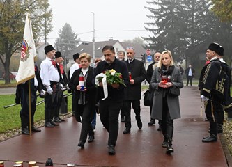 FOTO Položeni vijenci i svijeće kod "Golubice" i križa na Gradskom groblju povodom blagdana Svih svetih