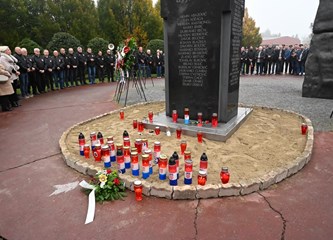 FOTO Položeni vijenci i svijeće kod "Golubice" i križa na Gradskom groblju povodom blagdana Svih svetih
