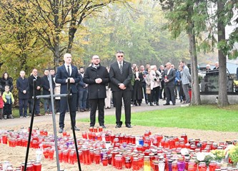 FOTO Položeni vijenci i svijeće kod "Golubice" i križa na Gradskom groblju povodom blagdana Svih svetih