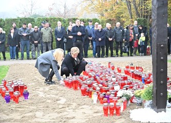 FOTO Položeni vijenci i svijeće kod "Golubice" i križa na Gradskom groblju povodom blagdana Svih svetih