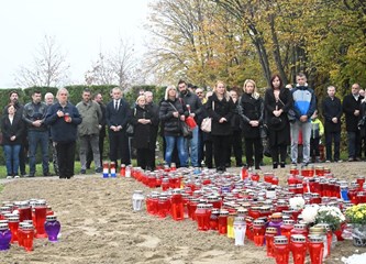 FOTO Položeni vijenci i svijeće kod "Golubice" i križa na Gradskom groblju povodom blagdana Svih svetih