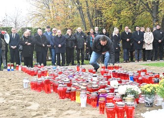 FOTO Položeni vijenci i svijeće kod "Golubice" i križa na Gradskom groblju povodom blagdana Svih svetih