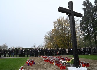 FOTO Položeni vijenci i svijeće kod "Golubice" i križa na Gradskom groblju povodom blagdana Svih svetih