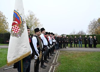 FOTO Položeni vijenci i svijeće kod "Golubice" i križa na Gradskom groblju povodom blagdana Svih svetih