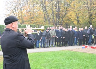 FOTO Položeni vijenci i svijeće kod "Golubice" i križa na Gradskom groblju povodom blagdana Svih svetih