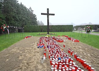 FOTO Položeni vijenci i svijeće kod "Golubice" i križa na Gradskom groblju povodom blagdana Svih svetih