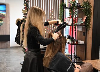 Ugođaj Božića u frizerskom studiju K – Hair: "Imamo predivne klijente i svim srcem radimo posao kojeg volimo"