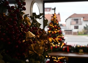 Ugođaj Božića u frizerskom studiju K – Hair: "Imamo predivne klijente i svim srcem radimo posao kojeg volimo"