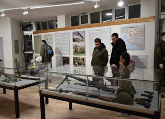 FOTO Velik odaziv na Noć muzeja u Spomen park 153. brigade: Sjećanje na heroje Domovinskog rata živi i prenosi se na generacije