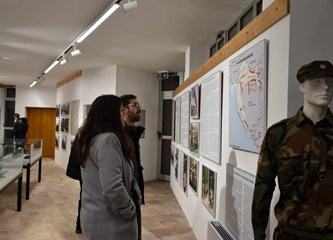 FOTO Velik odaziv na Noć muzeja u Spomen park 153. brigade: Sjećanje na heroje Domovinskog rata živi i prenosi se na generacije