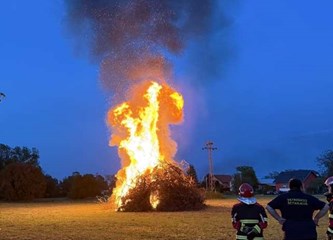 FOTO Krijes gorio, roštilj se pekao: Jurjevo u Bapču okupilo brojne mještane i drage goste