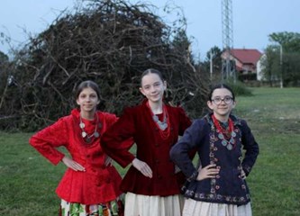 FOTO Krijes gorio, roštilj se pekao: Jurjevo u Bapču okupilo brojne mještane i drage goste