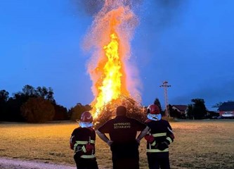 FOTO Krijes gorio, roštilj se pekao: Jurjevo u Bapču okupilo brojne mještane i drage goste