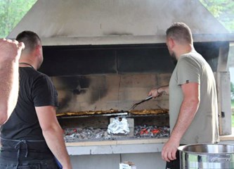 FOTO Krijes gorio, roštilj se pekao: Jurjevo u Bapču okupilo brojne mještane i drage goste