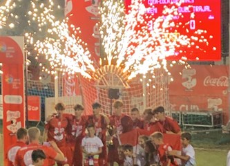 Dario Paunović najbolji vratar malonogometnog Coca Cola Cupa, Vatreni slavili u Splitu na velikoj međunarodnoj završnici Sportskih igara mladih!