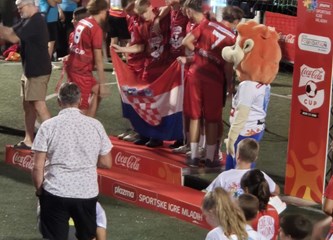 Dario Paunović najbolji vratar malonogometnog Coca Cola Cupa, Vatreni slavili u Splitu na velikoj međunarodnoj završnici Sportskih igara mladih!