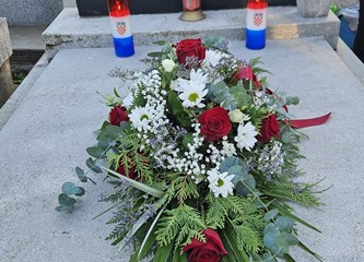 Članovi KUD-a Nova Zora obišli grob Vojka Miklaušića, večeras kulturni program povodom "Vojkovih dana" u Donjoj Lomnici