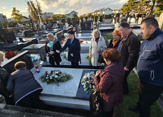 Članovi KUD-a Nova Zora obišli grob Vojka Miklaušića, večeras kulturni program povodom "Vojkovih dana" u Donjoj Lomnici