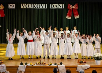 Donja Lomnica pjesmom i plesom očuvala sjećanje na Vojka Miklaušića