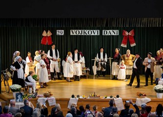 Donja Lomnica pjesmom i plesom očuvala sjećanje na Vojka Miklaušića