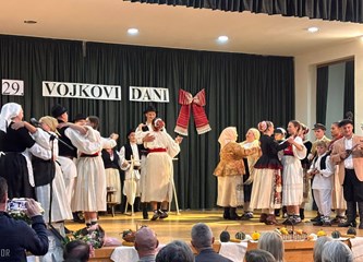 Donja Lomnica pjesmom i plesom očuvala sjećanje na Vojka Miklaušića