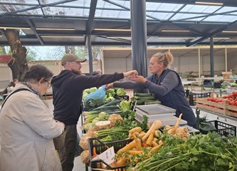 Novo ruho gradske tržnice u Školskoj: Prodavači zadovoljni obnovom jedva dočekali povratak