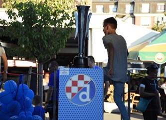 FOTO: U Veliku Goricu stigao Dinamov trofej iz 1967.