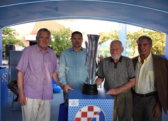 FOTO: U Veliku Goricu stigao Dinamov trofej iz 1967.