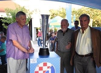 FOTO: U Veliku Goricu stigao Dinamov trofej iz 1967.