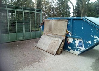 Pseću kakicu i privatni otpad ostavilii u školskom dvorištu
