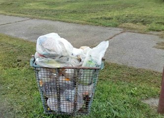 Pseću kakicu i privatni otpad ostavilii u školskom dvorištu