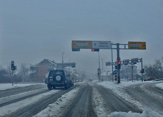 Snijeg otežava promet, zimska služba na terenu