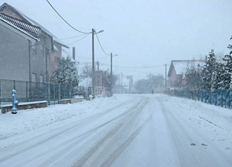 Snijeg otežava promet, zimska služba na terenu