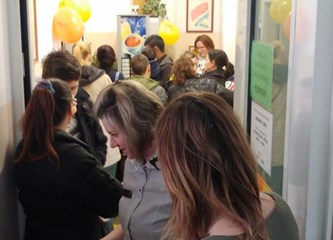 Učenici iz Rakitovca dijelili pakete vršnjacima u potrebi