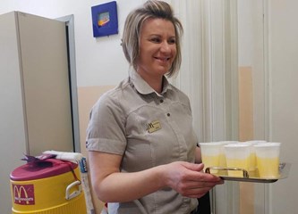 Učenici iz Rakitovca dijelili pakete vršnjacima u potrebi