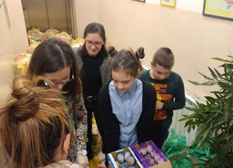 Učenici iz Rakitovca dijelili pakete vršnjacima u potrebi