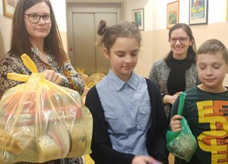 Učenici iz Rakitovca dijelili pakete vršnjacima u potrebi