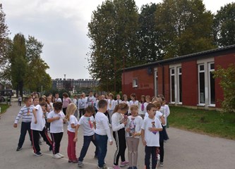 Učenici Kumičića obilježili Dan kravate milenijskom fotografijom