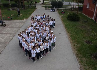Učenici Kumičića obilježili Dan kravate milenijskom fotografijom